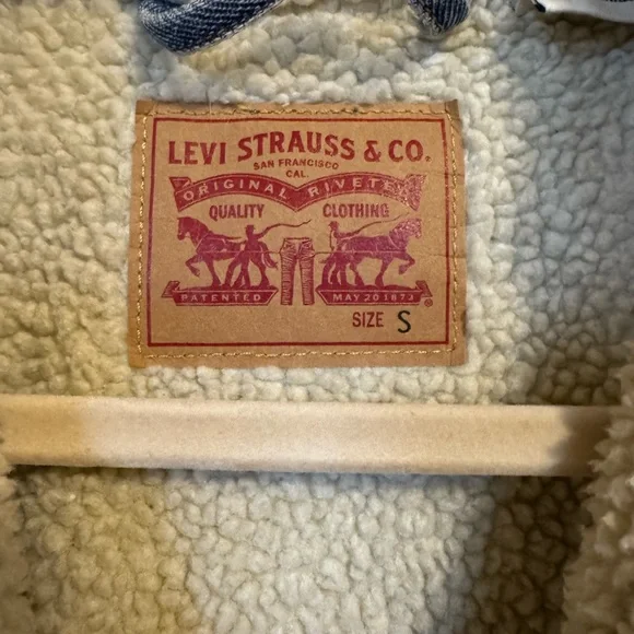 Levi's Medium Wash Sherpa Lined Denim Jacket - Picture 3 of 7
